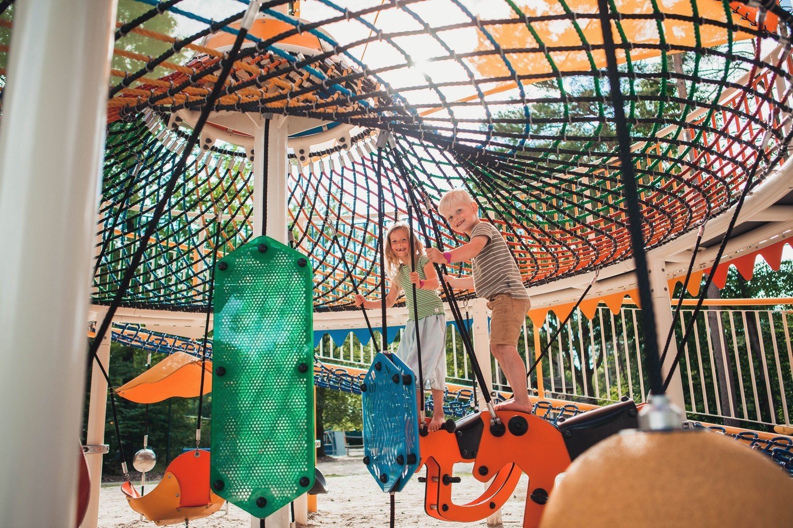 Speeltuin buiten berenkuil klimrek