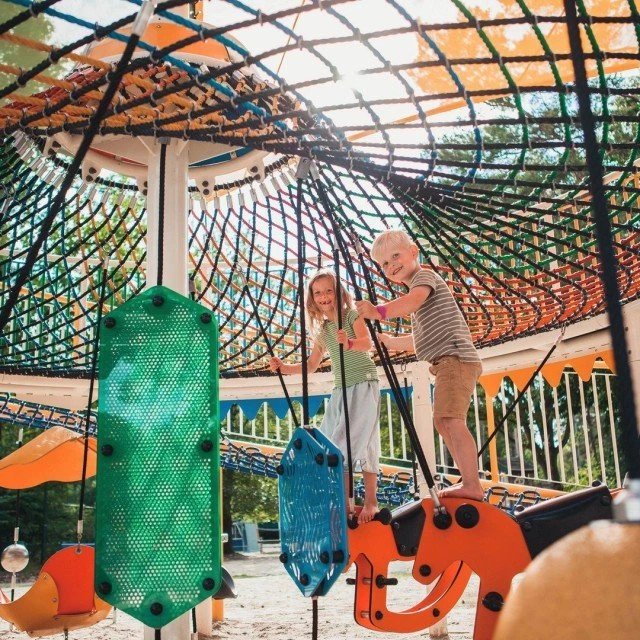 Speeltuin buiten berenkuil klimrek